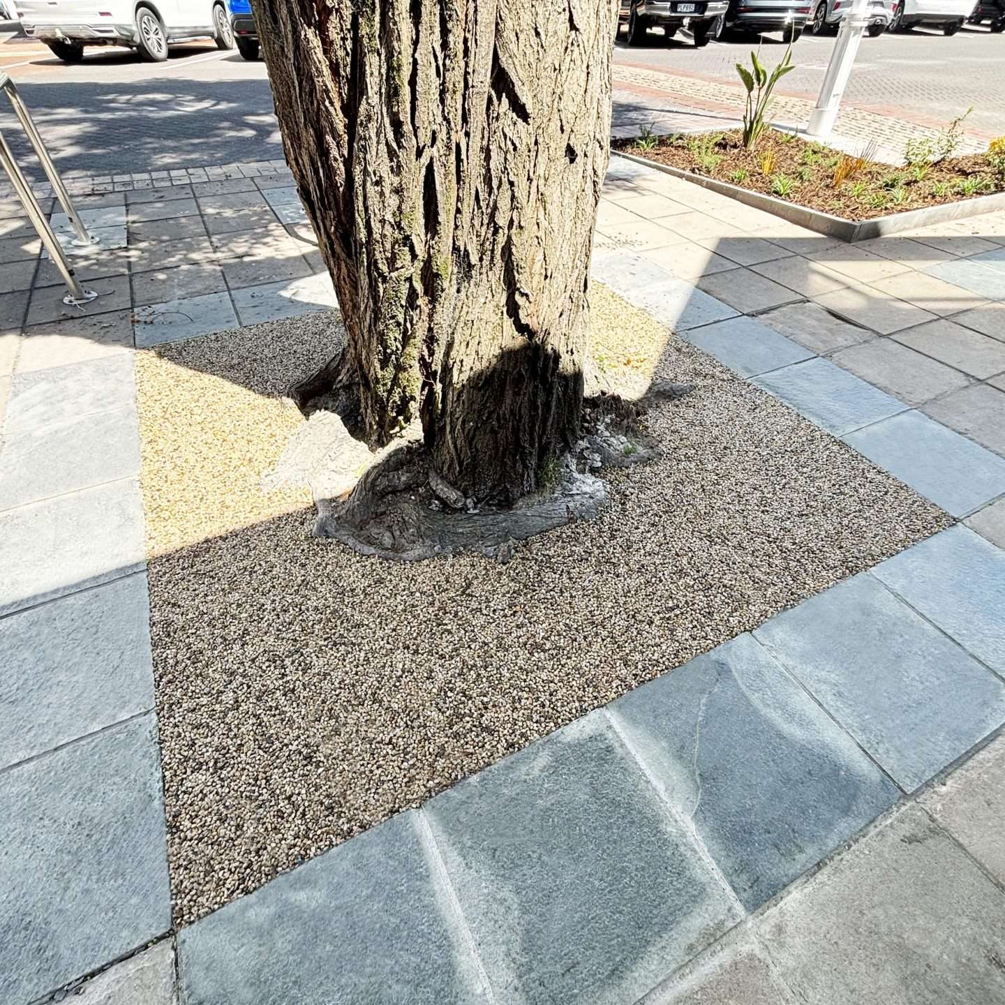 Resin aggregate tree surround
